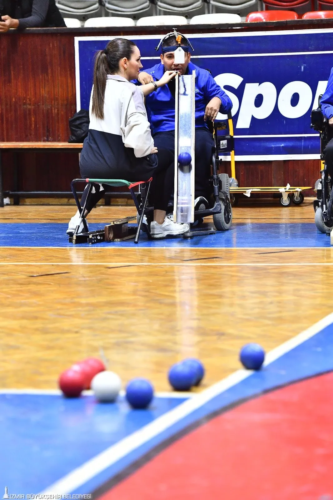 İzmir Büyükşehir Belediyesi'nin desteğiyle boccia sporunda büyük başarılar elde eden Evren Mutlu, engelleri aşarak Türkiye şampiyonlukları kazandı ve milli takım oyuncusu oldu.