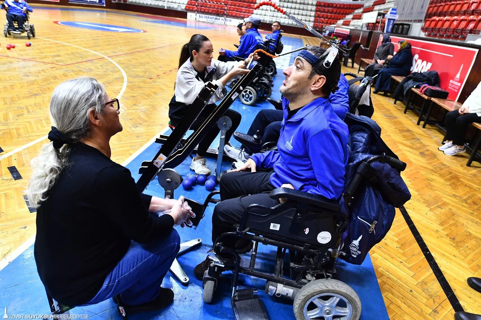 İzmir Büyükşehir Belediyesi'nin desteğiyle boccia sporunda büyük başarılar elde eden Evren Mutlu, engelleri aşarak Türkiye şampiyonlukları kazandı ve milli takım oyuncusu oldu.