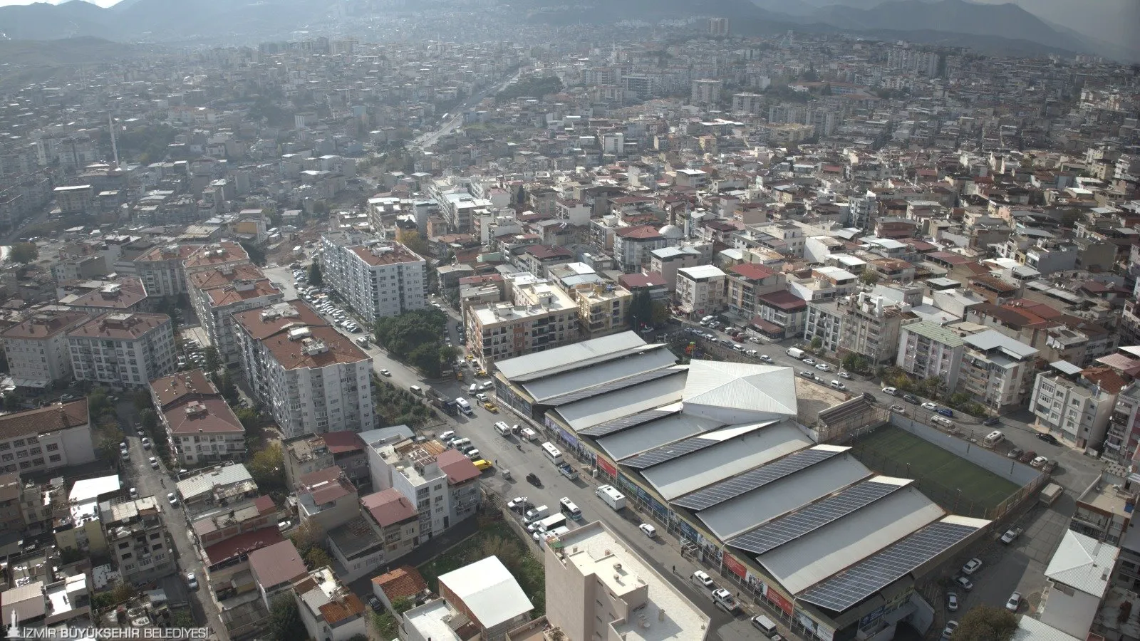 İzmir'e nefes aldıracak proje! Karabağlar'da başlayan yeni yol çalışmalarıyla trafik sorunu ortadan kalkacak. 100 milyon TL'lik yatırımla yapılan yol, bölgedeki yaşam kalitesini artıracak.