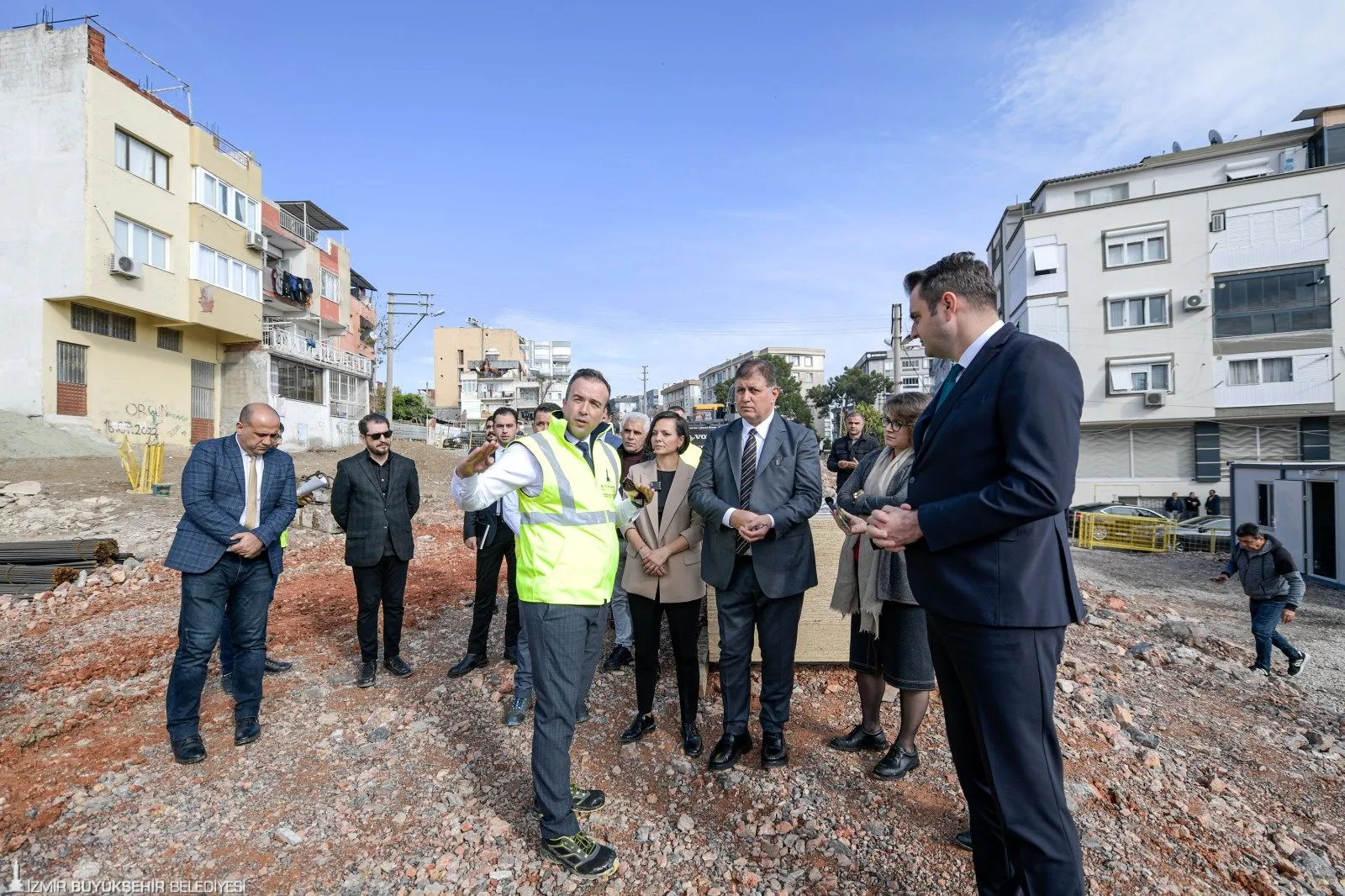 İzmir'e nefes aldıracak proje! Karabağlar'da başlayan yeni yol çalışmalarıyla trafik sorunu ortadan kalkacak. 100 milyon TL'lik yatırımla yapılan yol, bölgedeki yaşam kalitesini artıracak.