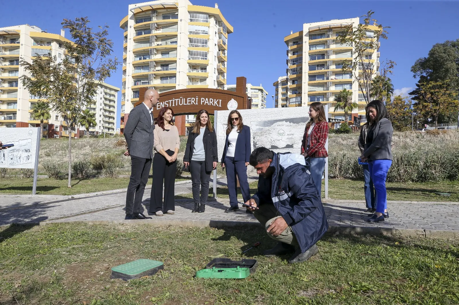 Karşıyaka Belediyesi, parklarda kurduğu akıllı sulama sistemiyle su tüketimini kontrol altına alıyor. Mobil uygulamayla yönetilen sistem, kaçakları tespit ederek su kayıplarını önlüyor.