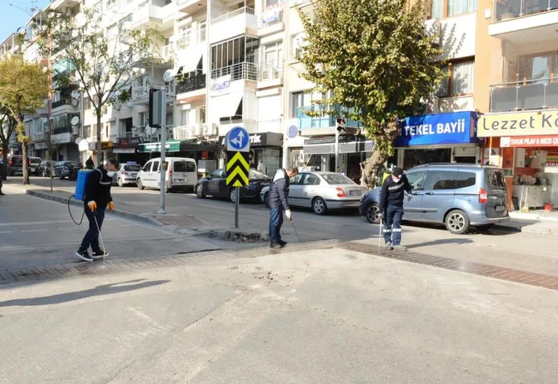 Karşıyaka’da ilaçlama mesaisi devam ediyor