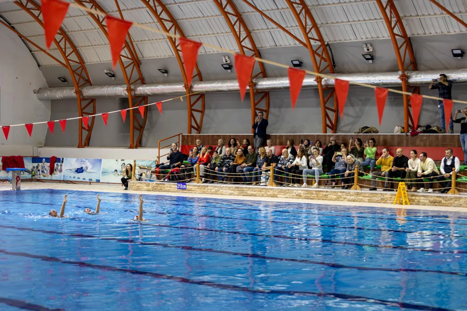 Karşıyaka Belediyesi Spor Kulübü Artistik Yüzme Takımı, Türkiye Baraj Yarışı’nda büyük başarılar elde ederek Türkiye Şampiyonası’na katılma hakkı kazandı. Hedef: Daha büyük başarılar!