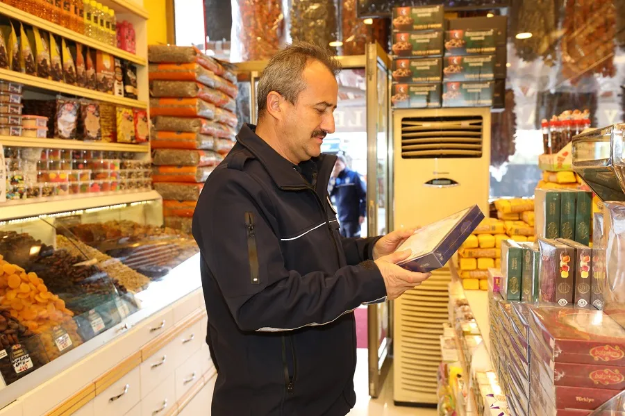 Menderes Belediyesi, yılbaşı öncesi alkol, tütün ve kuruyemiş satışlarını denetleyerek halkın sağlık ve güvenliğini koruma amacıyla kontroller gerçekleştirdi.