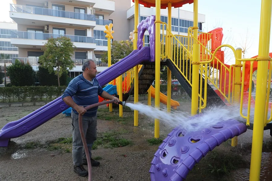 Menderes Belediyesi, çocuklarda artan salgın hastalıklar nedeniyle parklarda dezenfeksiyon çalışması başlattı. Oyun alanları ve oturma grupları titizlikle temizleniyor. 