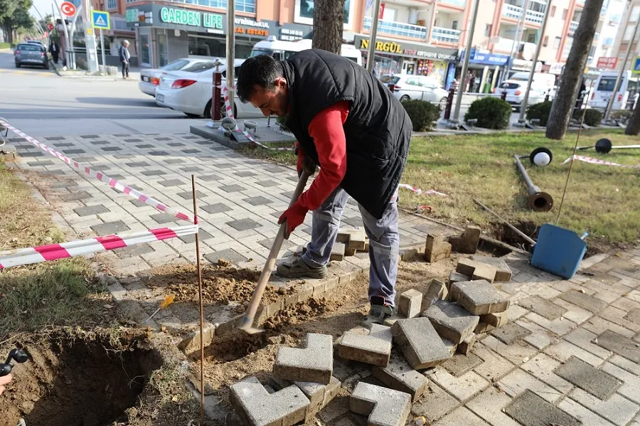 Menderes Belediyesi, vatandaşların güvenliği için parklardaki elektrik tesisatını yeniliyor. Ay Yıldız Park'tan başlayan çalışmalarla eskiyen kablolar ve aydınlatma sistemleri değiştiriliyor. 