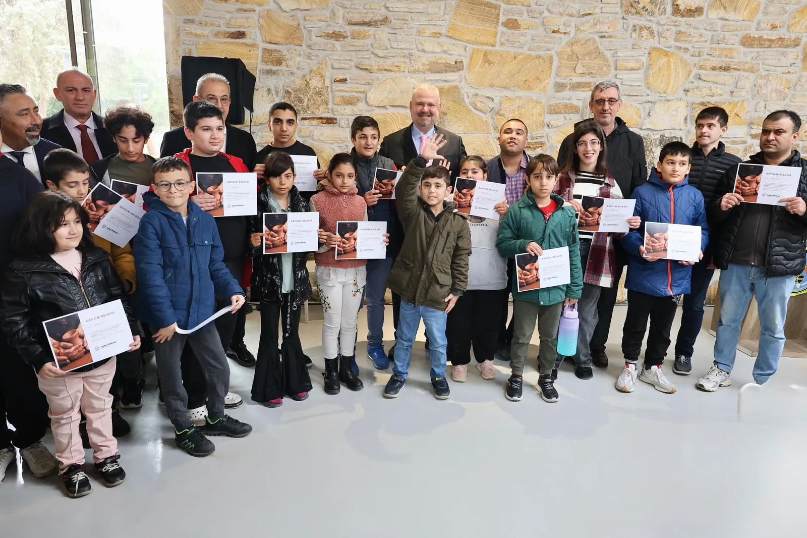 Menemen'de özel çocukların el emeği göz nuru eserleri sergileniyor. Başkan Pehlivan'ın da katıldığı açılışta çocuklar büyük bir mutluluk yaşadı. Sergi, 6 Aralık'a kadar gezilebilir.