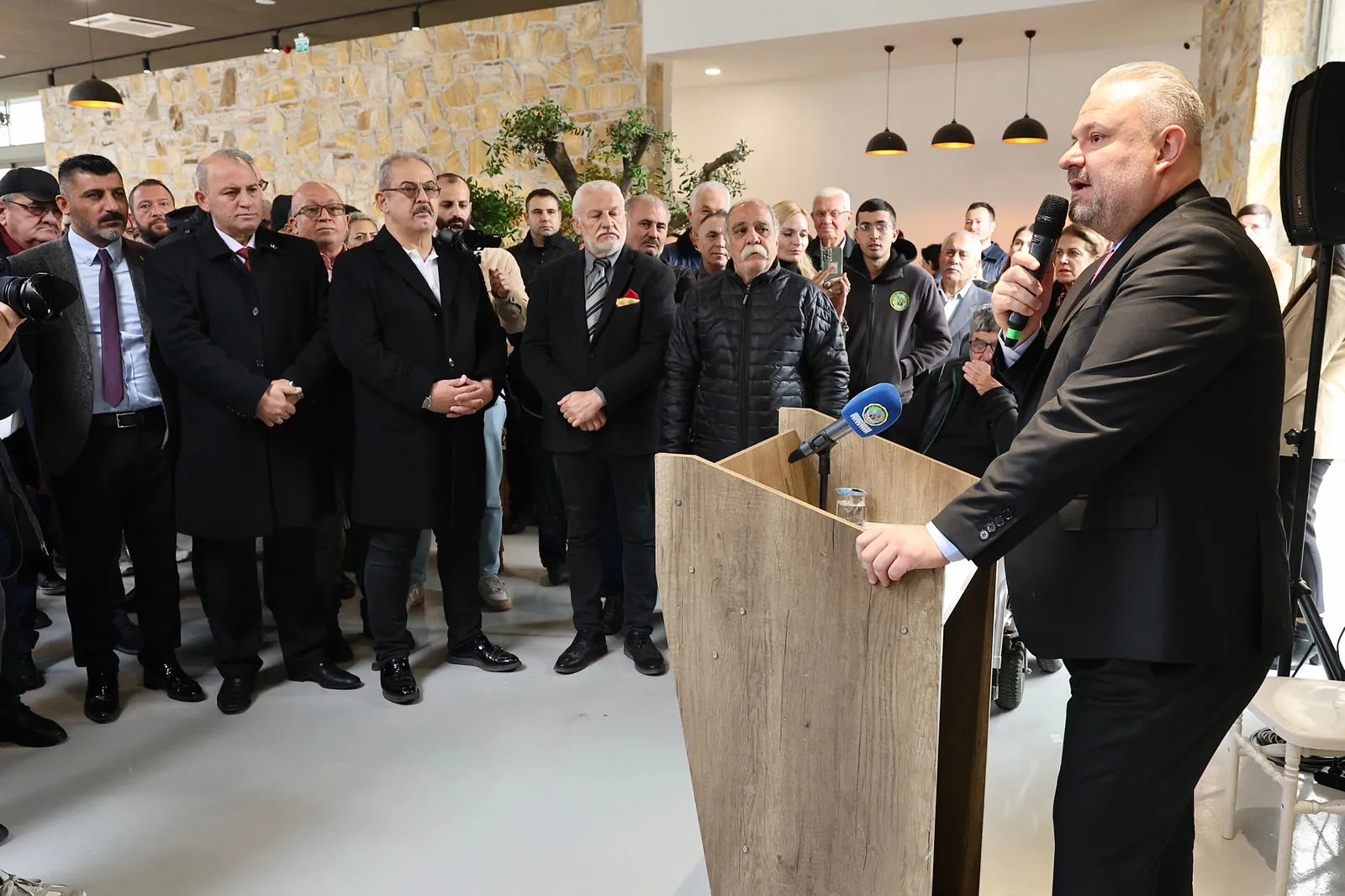 Menemen'de özel çocukların el emeği göz nuru eserleri sergileniyor. Başkan Pehlivan'ın da katıldığı açılışta çocuklar büyük bir mutluluk yaşadı. Sergi, 6 Aralık'a kadar gezilebilir.