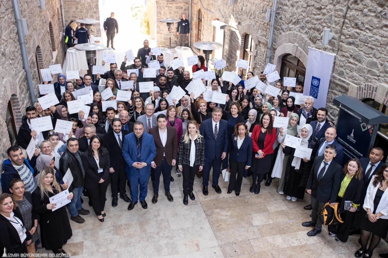 İzmir Büyükşehir Belediyesi'nin projesiyle Roman gençler meslek sahibi oluyor. 51 genç, çeşitli alanlarda aldıkları eğitimin ardından sertifikalarını Başkan Tugay'ın elinden aldı.