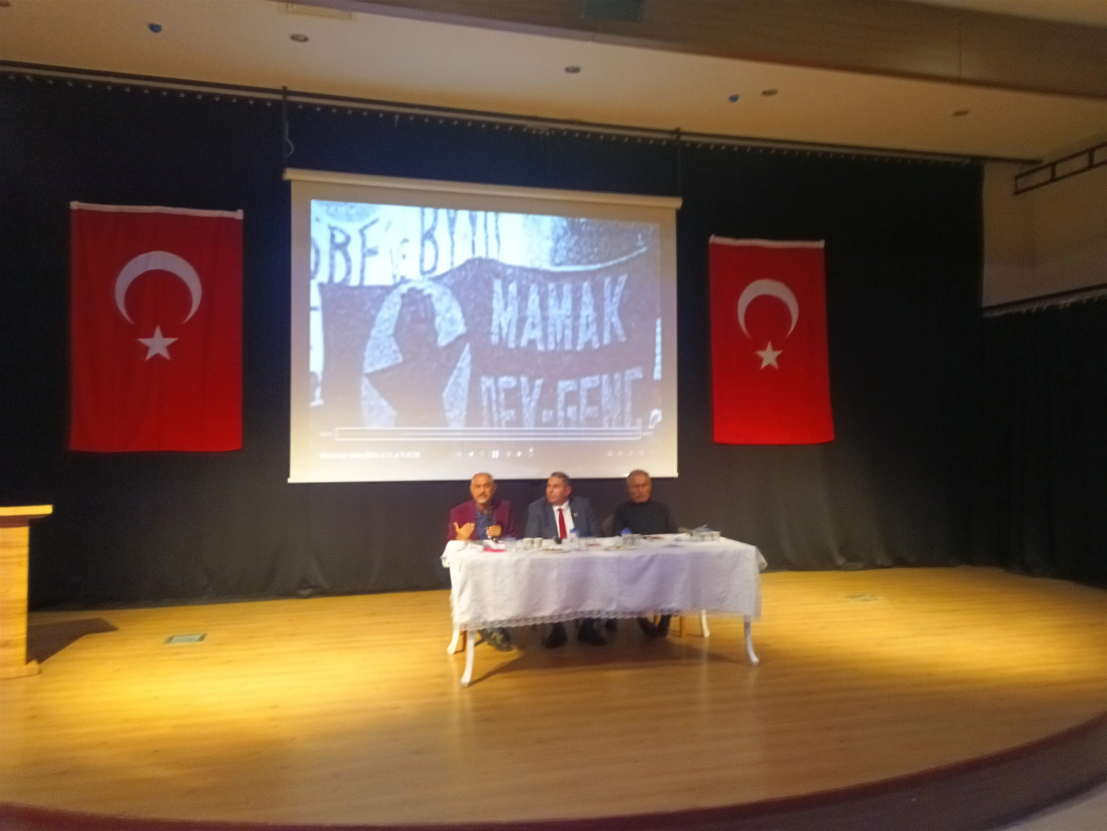 CHP’li İsmail Karabel’in öncülüğünde Menderes’te düzenlenen panelde sol hareketin tarihi ve geleceği ele alındı. Etkinlik, ilçede siyasi bilincin artırılmasında önemli rol oynadı.