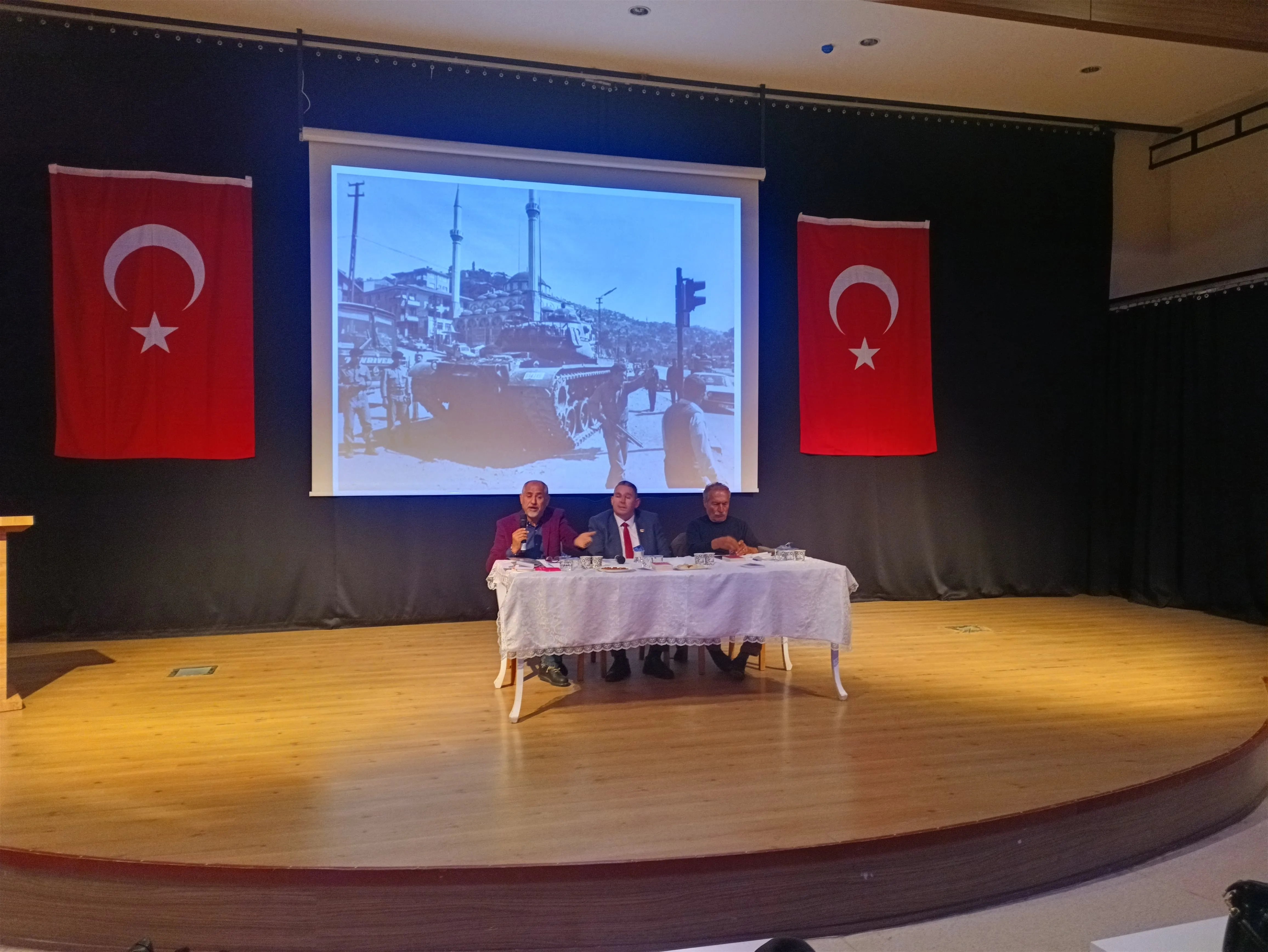 CHP’li İsmail Karabel’in öncülüğünde Menderes’te düzenlenen panelde sol hareketin tarihi ve geleceği ele alındı. Etkinlik, ilçede siyasi bilincin artırılmasında önemli rol oynadı.