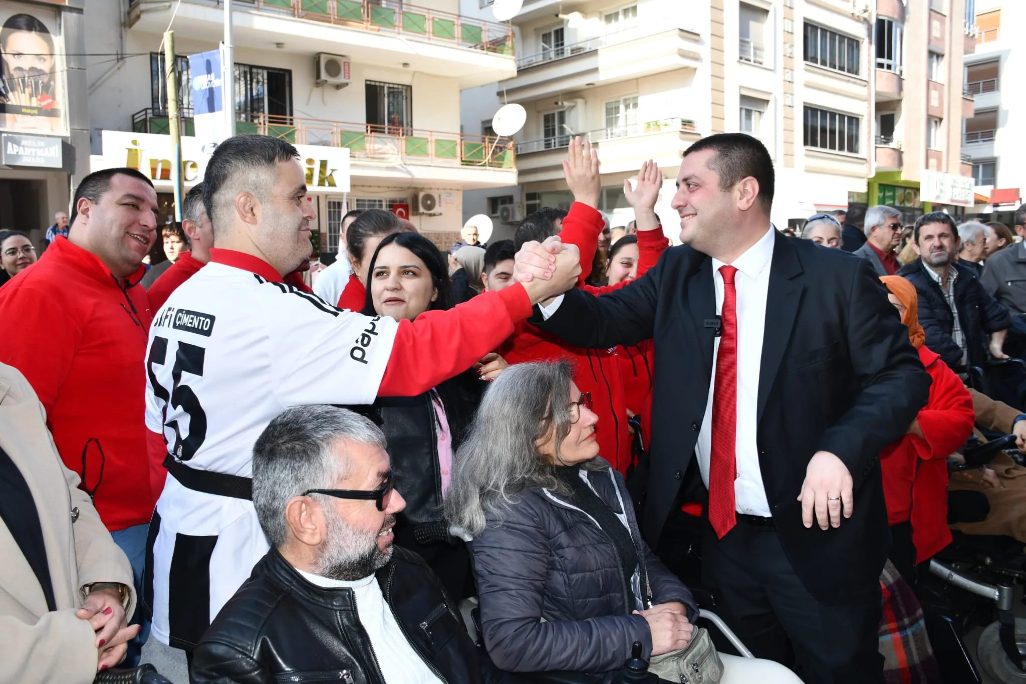 Torbalı Belediyesi'nin engellilere yönelik çalışmaları meyvesini verdi. Kent lokantası, erişilebilirliğiyle İzmir'de ilk kez Kırmızı Bayrak'a layık görüldü. 