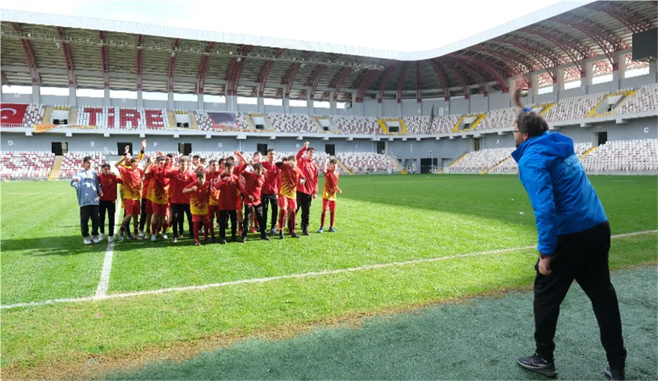 Tire Belediye Spor U14 takımı, Tire 4 Eylül Spor karşısında 7-1'lik skorla şampiyonluğa ulaştı. Başkan Okuroğlu'nun moral ziyareti ve Zincircoğlu'nun kupa takdimiyle zafer taçlandı.