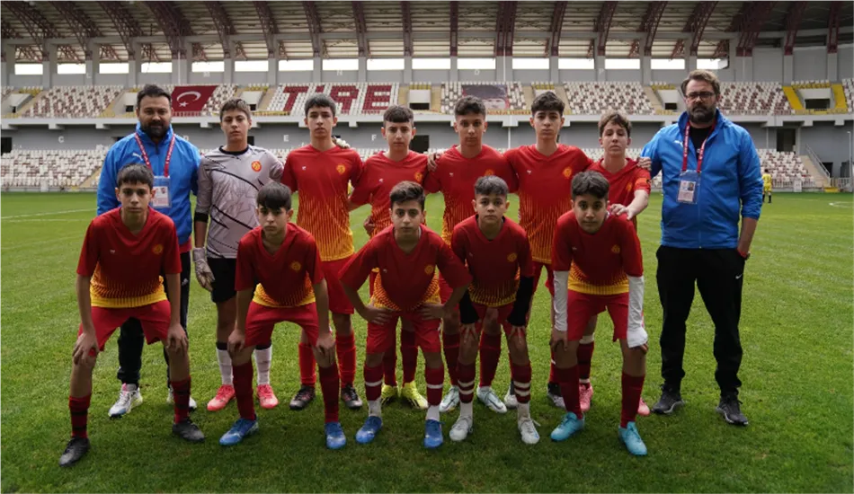 Tire Belediye Spor U14 takımı, Tire 4 Eylül Spor karşısında 7-1'lik skorla şampiyonluğa ulaştı. Başkan Okuroğlu'nun moral ziyareti ve Zincircoğlu'nun kupa takdimiyle zafer taçlandı.