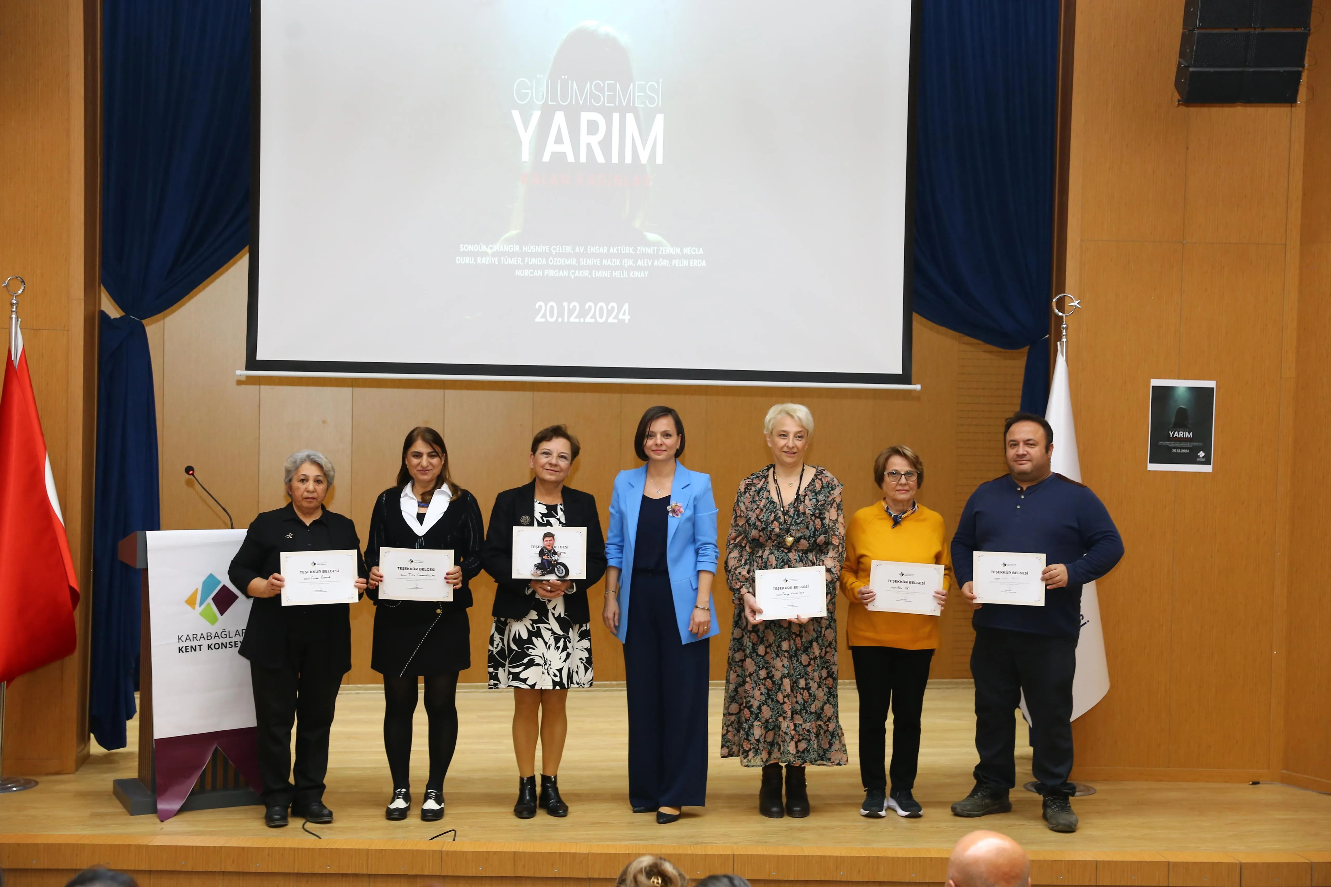 Karabağlar Kent Konseyi’nin hazırladığı "Gülümsemesi Yarım Kalan Kadınlar" belgeseli, kadın cinayetlerinin yarattığı acıları ve adalet arayışını dayanışma vurgusuyla ele aldı.