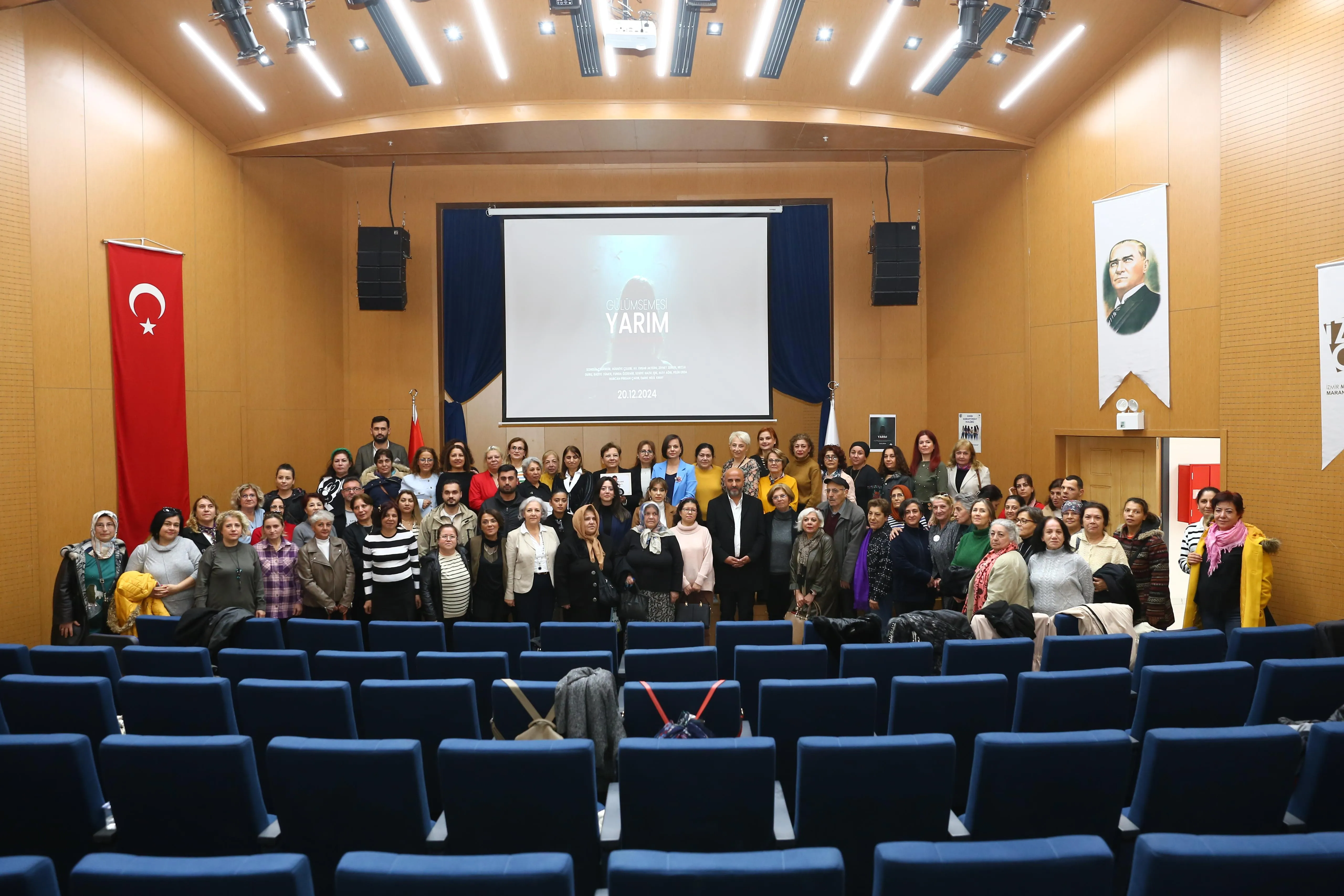 Karabağlar Kent Konseyi’nin hazırladığı "Gülümsemesi Yarım Kalan Kadınlar" belgeseli, kadın cinayetlerinin yarattığı acıları ve adalet arayışını dayanışma vurgusuyla ele aldı.