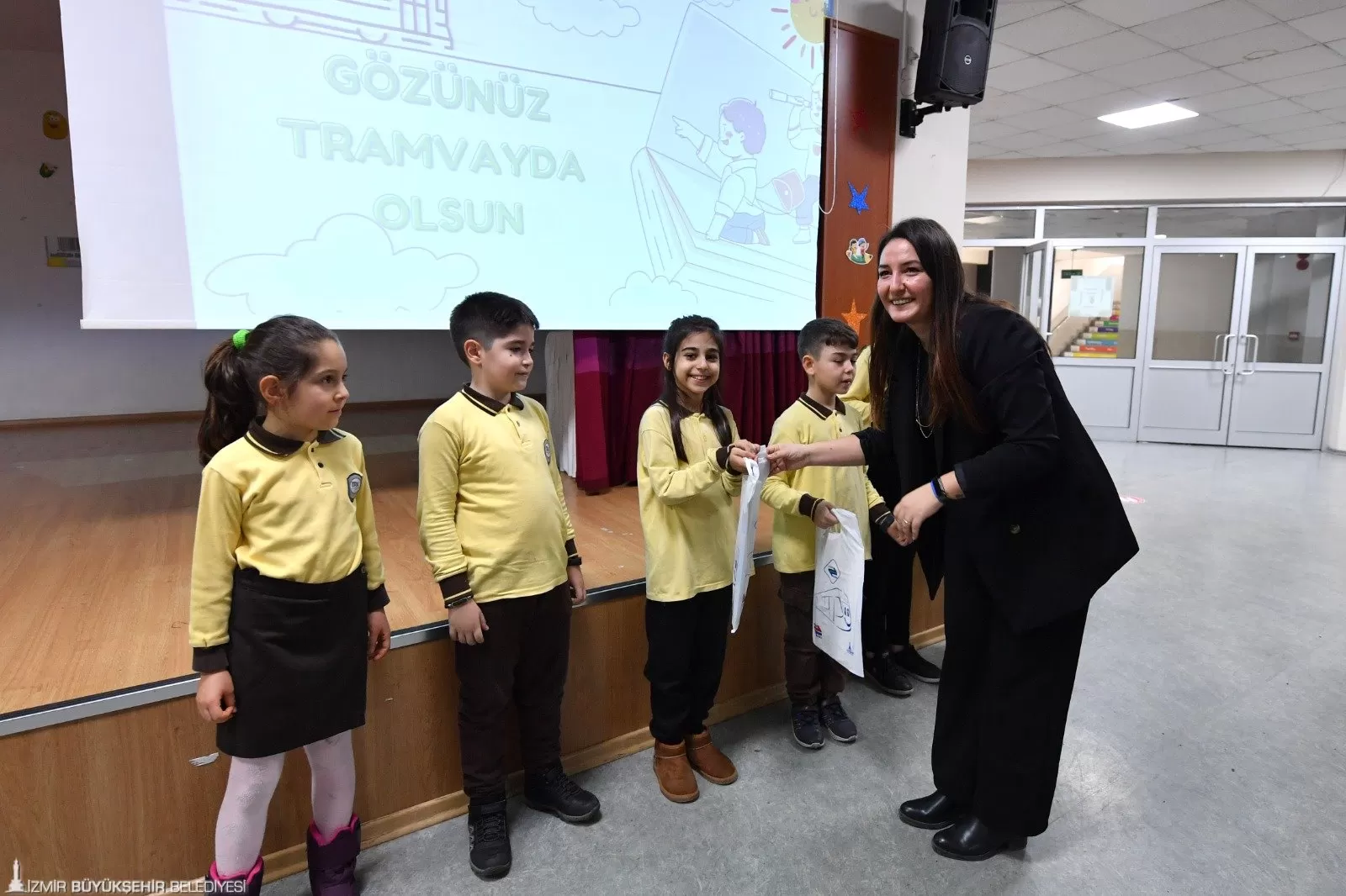İzmir Büyükşehir Belediyesi, Çiğli Tramvayında 3. ve 4. sınıf öğrencilerine yönelik "Gözünüz Tramvayda Olsun" eğitim programı başlattı. 