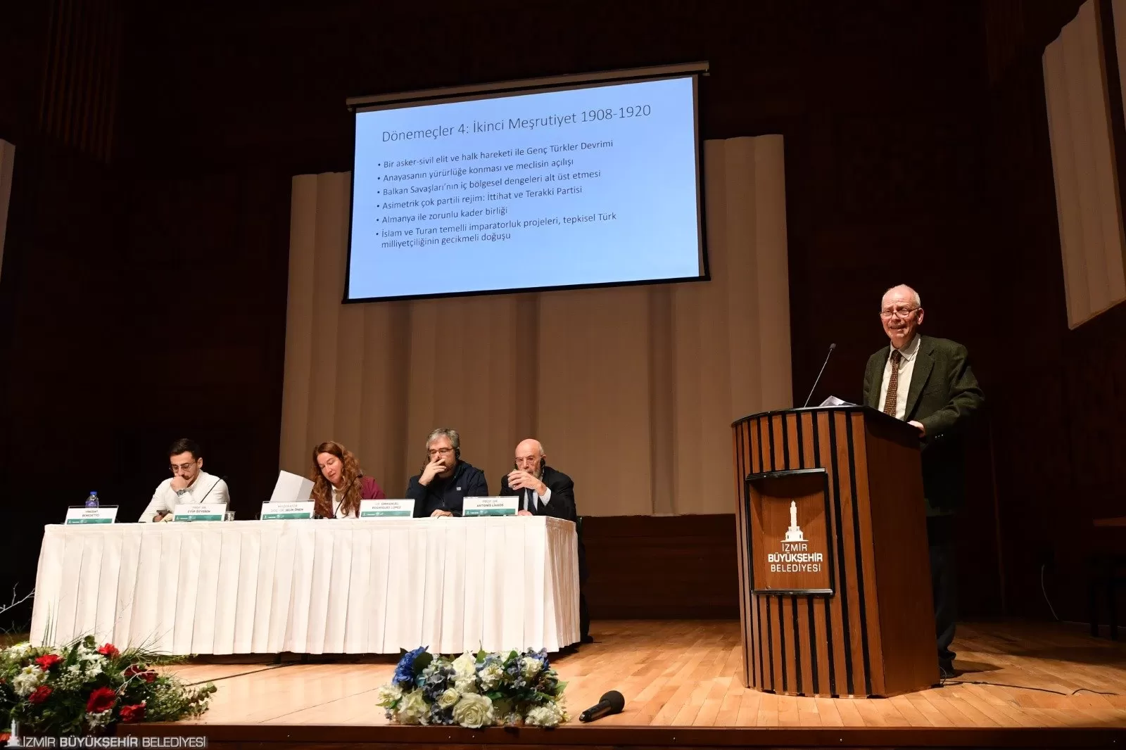 İzmir Büyükşehir Belediyesi tarafından düzenlenen "Demokrasinin Beşiği Akdeniz" paneli, Ahmed Adnan Saygun Sanat Merkezi'nde gerçekleşti. 