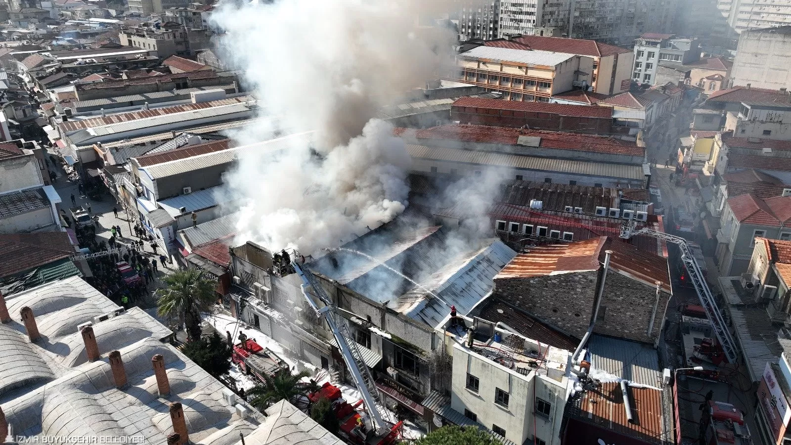 İzmir'in tarihi çarşısı Kemeraltı'nda dün sabah saatlerinde çıkan yangın, büyük panik yarattı.