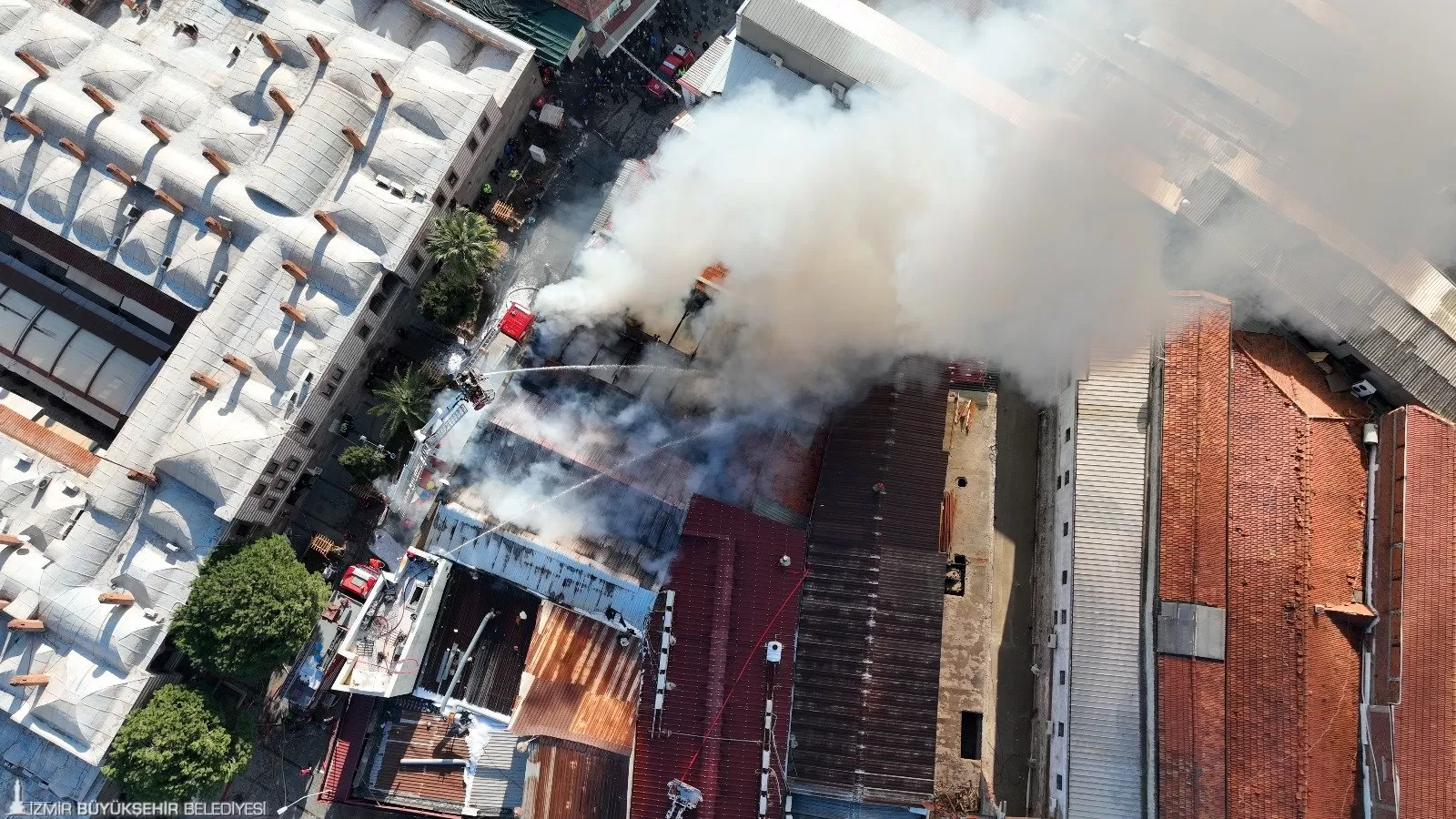 İzmir'in tarihi çarşısı Kemeraltı'nda dün sabah saatlerinde çıkan yangın, büyük panik yarattı.