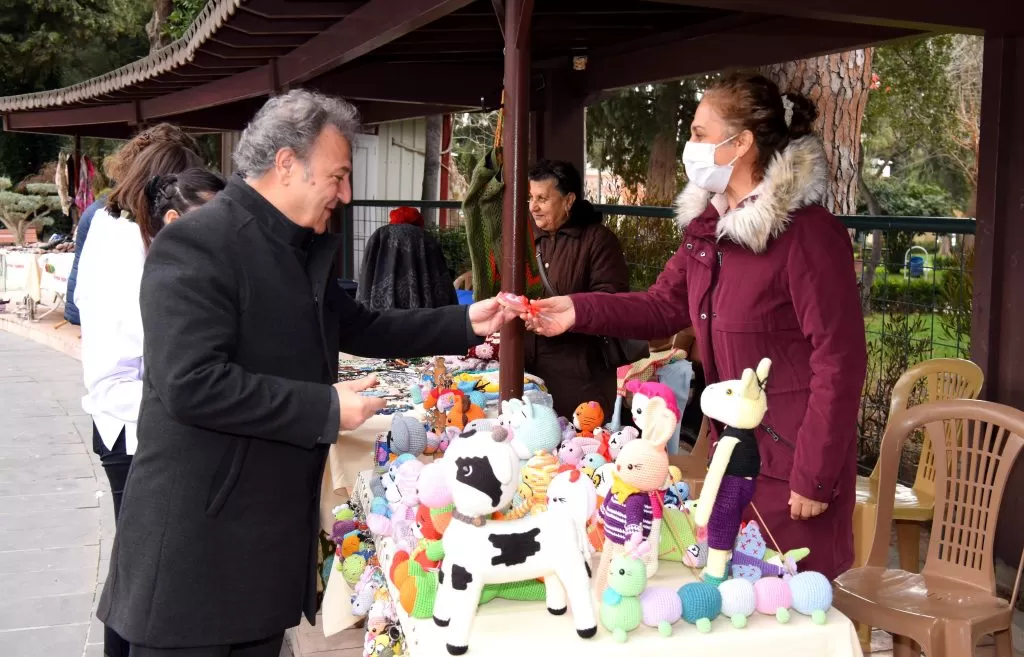  14-15 Şubat tarihlerinde Büyükpark'ta gerçekleşecek Hediyelik Eşya Günleri'nde el yapımı takılar, ahşap boyama ürünler ve aksesuarlar satışa sunulacak. 