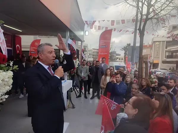 Cumhuriyet Halk Partisi'nin Güzelbahçe Belediye Başkan Adayı Mustafa Günay, Yelki Mahallesi'nde seçim ofisini açarak bölge sakinleri ve partililerden büyük ilgi gördü.