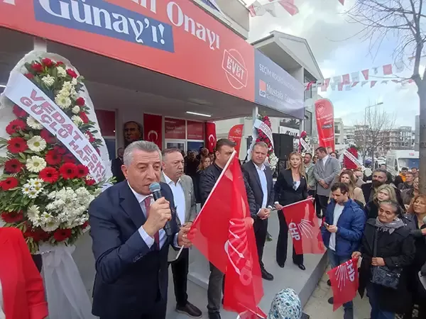 Cumhuriyet Halk Partisi'nin Güzelbahçe Belediye Başkan Adayı Mustafa Günay, Yelki Mahallesi'nde seçim ofisini açarak bölge sakinleri ve partililerden büyük ilgi gördü.