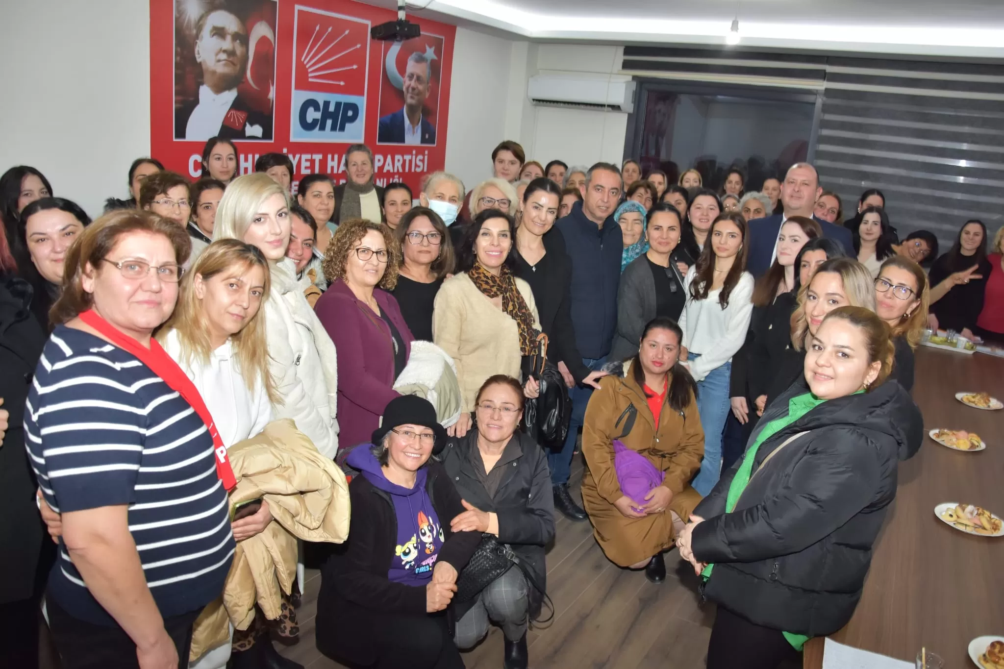 CHP Menderes Belediye Başkan Adayı İlkay Çiçek, seçim çalışmaları kapsamında partisinin ilçe başkanlığında kadınlarla buluştu. 