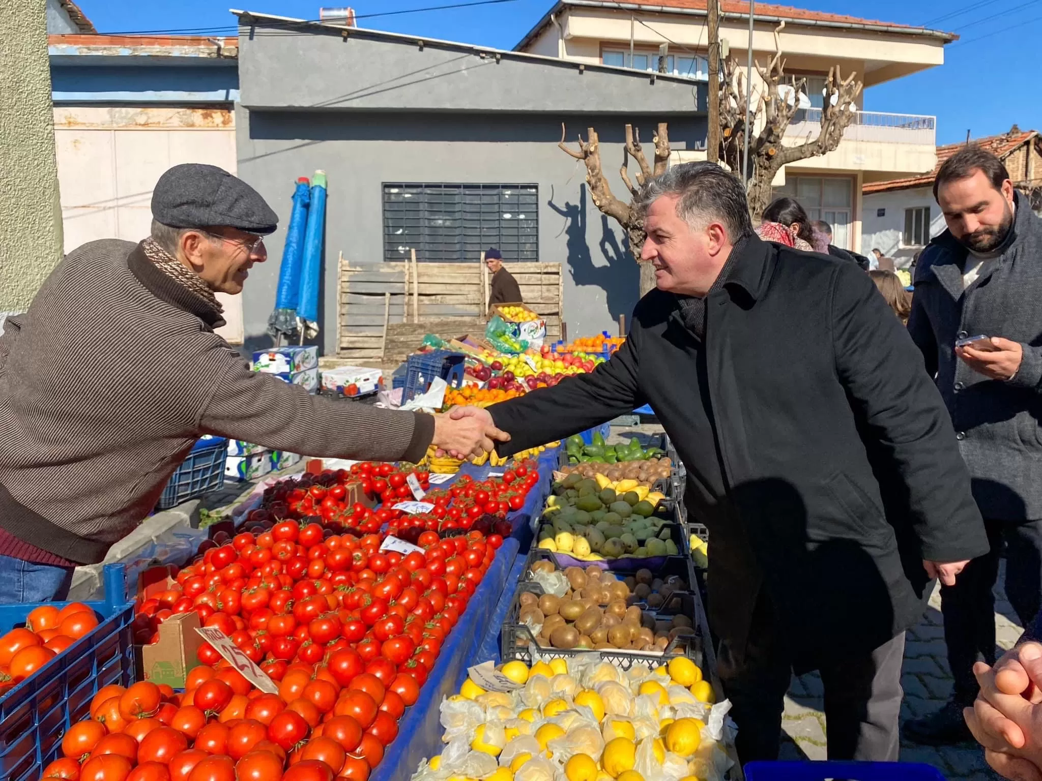 Bergama Belediye Başkanı Adayı Dr. Sadık Doğruer, Göçbeyli pazarında esnafları ziyaret ederek hayırlı işler diledi. 