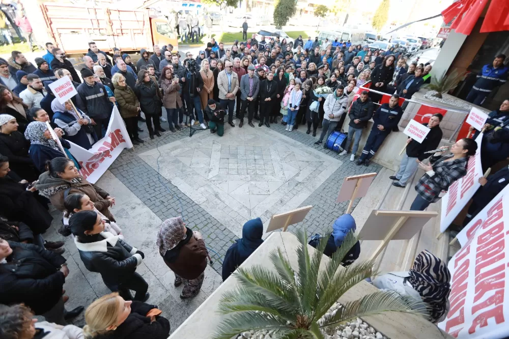 Efes Selçuk Belediye Başkanı Filiz Ceritoğlu Sengel, belediye hizmet binası önünde emekçiler tarafından alkışlarla karşılandı.