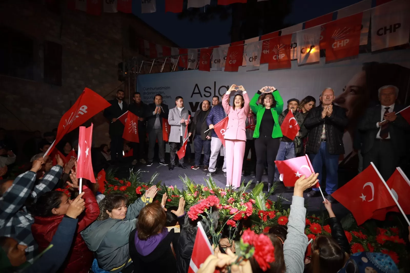 Efes Selçuk Belediye Başkanı ve CHP Efes Selçuk Belediye Başkan Adayı Filiz Ceritoğlu Sengel, coşkulu bir halk buluşmasıyla seçim startını verdi.