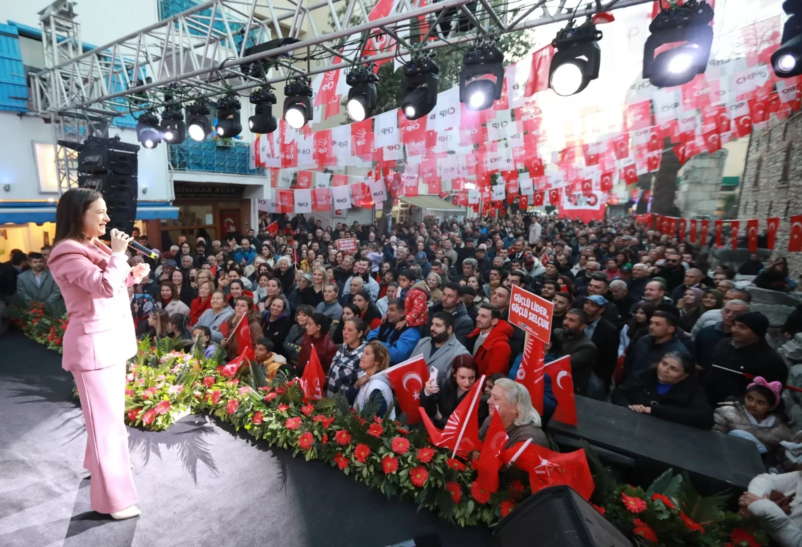 Efes Selçuk Belediye Başkanı ve CHP Efes Selçuk Belediye Başkan Adayı Filiz Ceritoğlu Sengel, coşkulu bir halk buluşmasıyla seçim startını verdi.