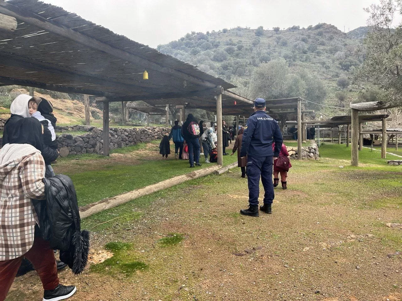 İzmir'in Dikili ve Karaburun ilçelerinde Sahil Güvenlik ekipleri, yasa dışı yollarla yurt dışına çıkmak isteyen 71 düzensiz göçmeni yakaladı.