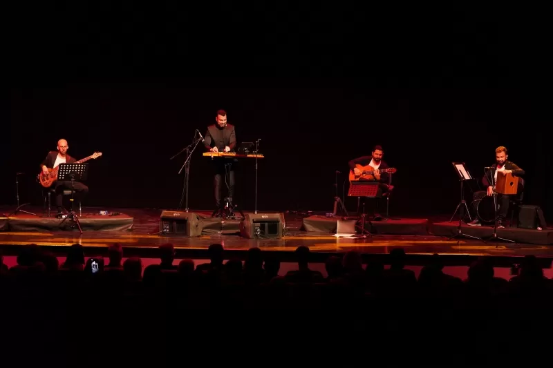  Gaziemir Belediyesi'nin kültür ve sanat etkinlikleri kapsamında düzenlenen muhteşem konserde, dünya çapında tanınan kanun virtüözü Ahmet Baran sahne aldı. 