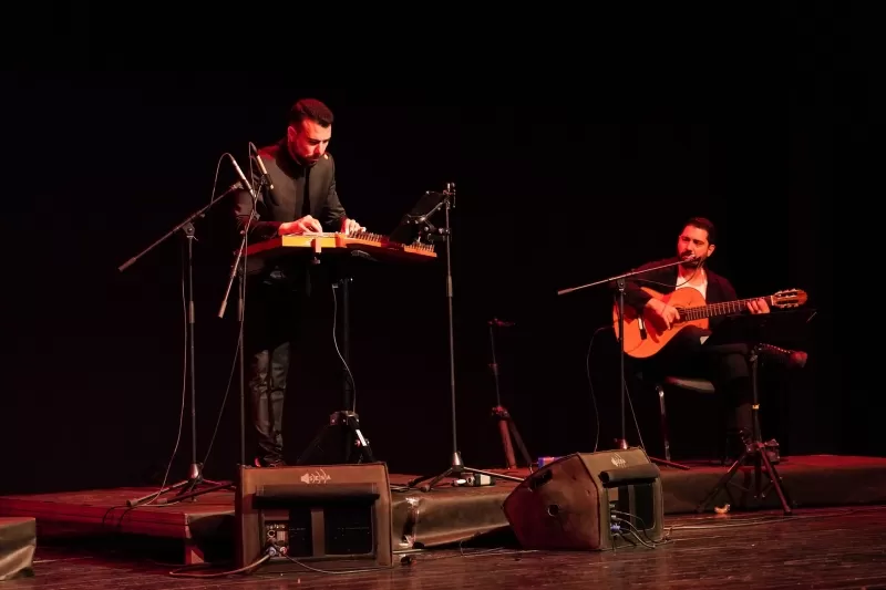  Gaziemir Belediyesi'nin kültür ve sanat etkinlikleri kapsamında düzenlenen muhteşem konserde, dünya çapında tanınan kanun virtüözü Ahmet Baran sahne aldı. 