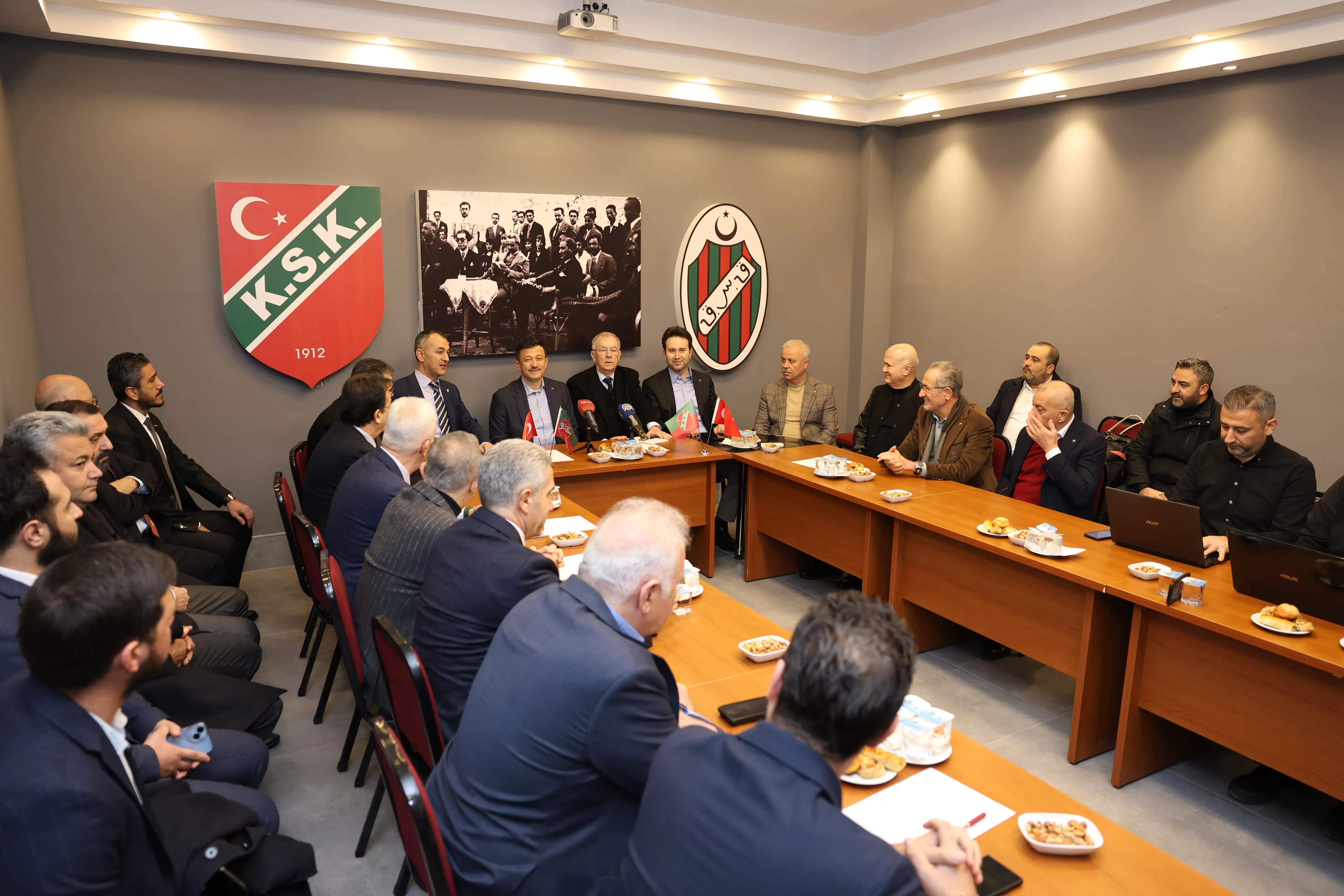AK Parti İzmir Büyükşehir Belediye Başkan Adayı Hamza Dağ, Karşıyaka Spor Kulübü'nü ziyaret etti. Ziyarette Karşıyaka Stadı'nın yapımı en önemli gündem maddesiydi.