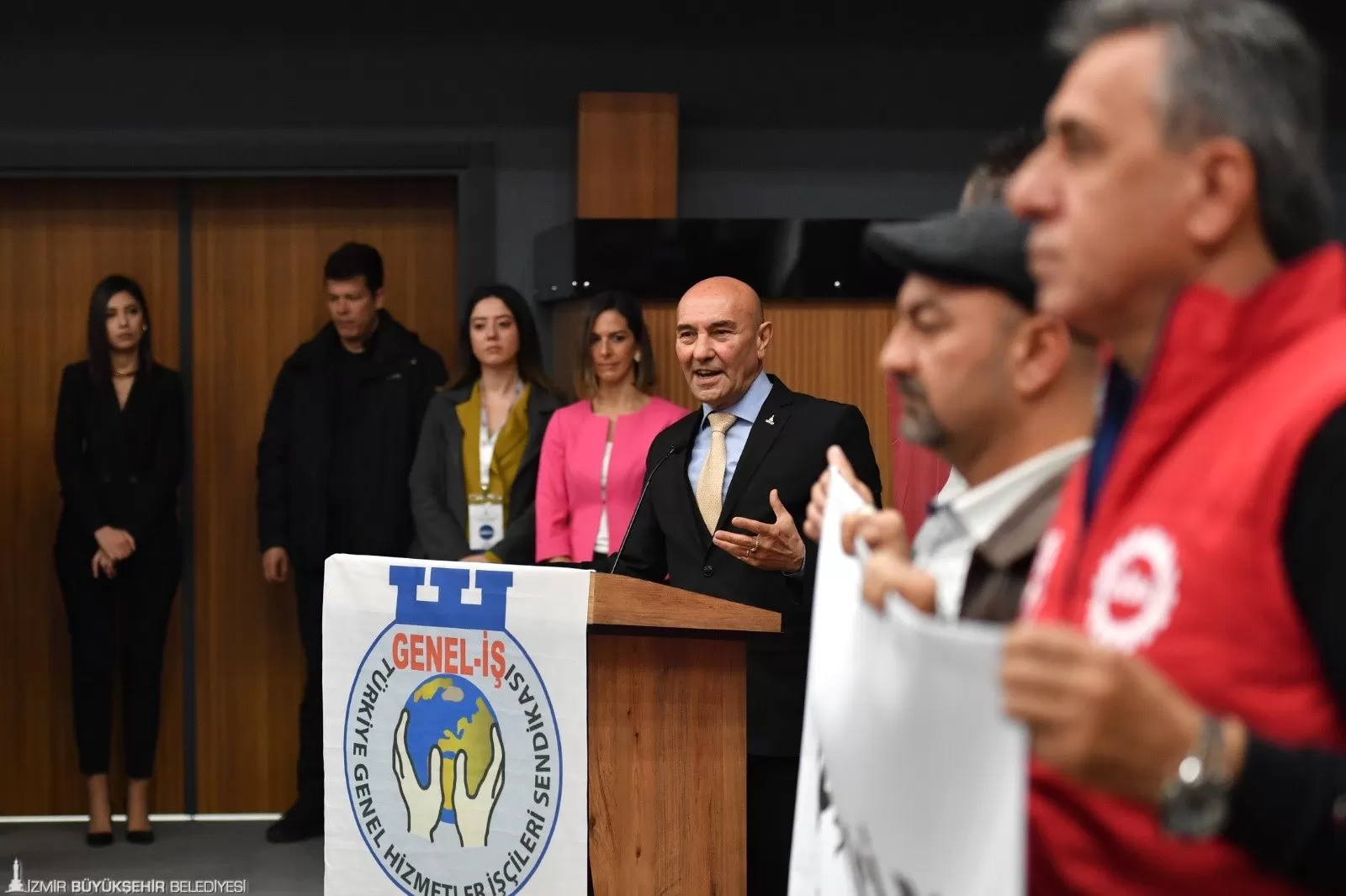 Egeşehir A.Ş.'de 27 işçiyi kapsayan ilk toplu iş sözleşmesi imzalandı. İzmir Büyükşehir Belediyesi bünyesindeki tüm şirketlerde sendika örgütlenmesi tamamlanmış oldu.