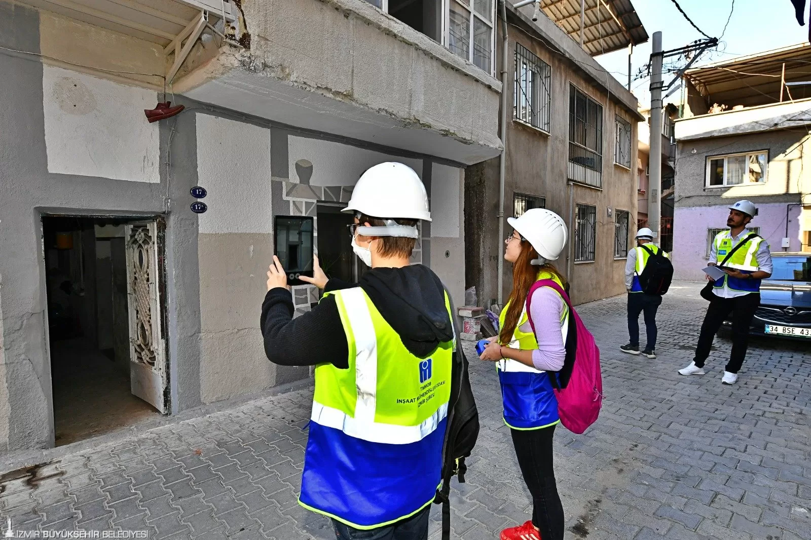 İzmir Büyükşehir Belediyesi, Bornova'da 61 bin 673 binanın yapı envanterini tamamladı. Bu çalışmayla birlikte Bayraklı ve Bornova'da toplam 94 bin 773 yapı için bina kimlik belgesi oluşturulmuş oldu.