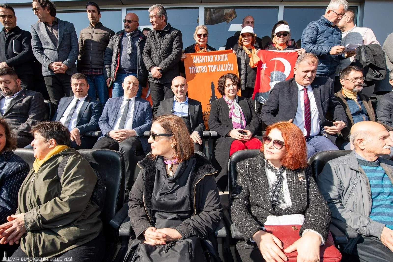İzmir Büyükşehir Belediyesi öncülüğünde Tire Gazi Mustafa Kemal Atatürk Stadyumu'nun çatısına 29 milyon liralık yatırımla kurulan Güneş Enerji Santrali (GES) törenle açıldı. 