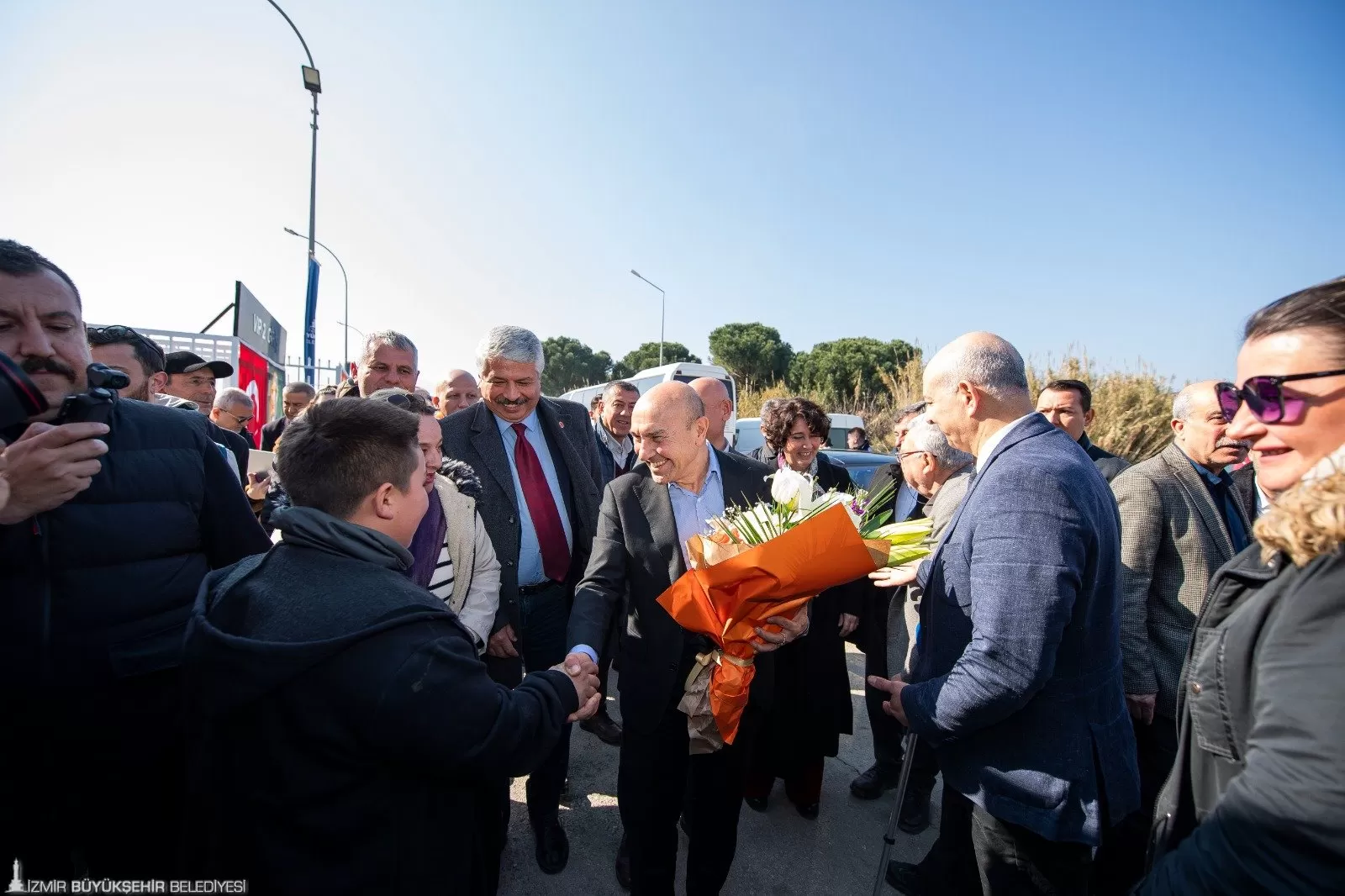 İzmir Büyükşehir Belediyesi öncülüğünde Tire Gazi Mustafa Kemal Atatürk Stadyumu'nun çatısına 29 milyon liralık yatırımla kurulan Güneş Enerji Santrali (GES) törenle açıldı. 