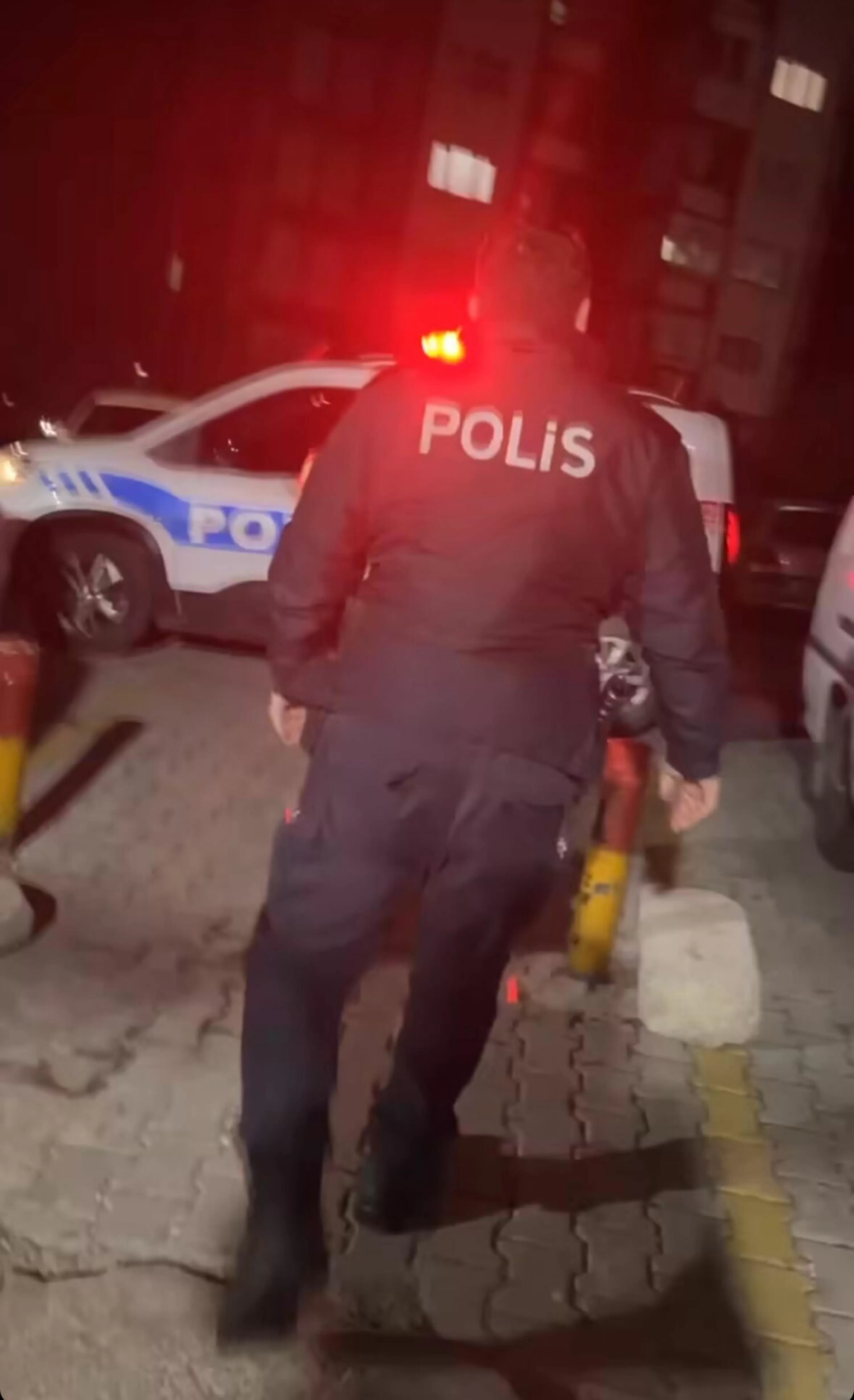 İzmir'in Karabağlar ilçesinde yaşanan olayda, eşinden şiddet gördüğü iddiasıyla KADES uygulaması aracılığıyla yardım talep eden bir kadın, eve gelen polisi vurdu.