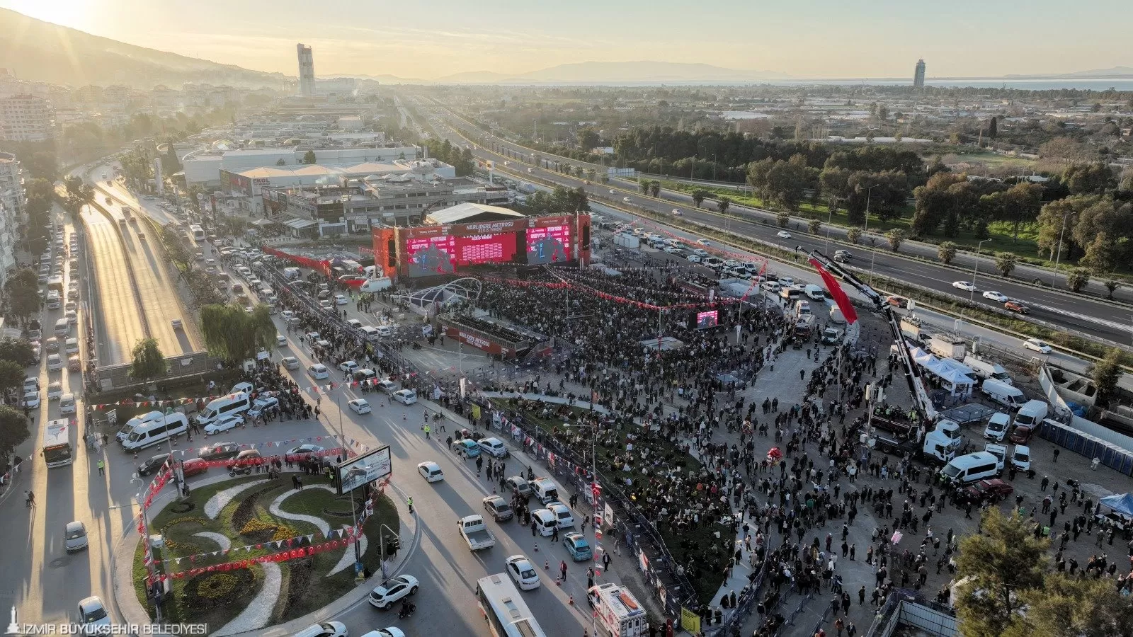 İzmir'de Fahrettin Altay-Narlıdere Metrosu'nun açılışı coşkuyla gerçekleşti. DJ Ersin ve Haluk Levent konserleriyle binlerce İzmirli eğlendi.