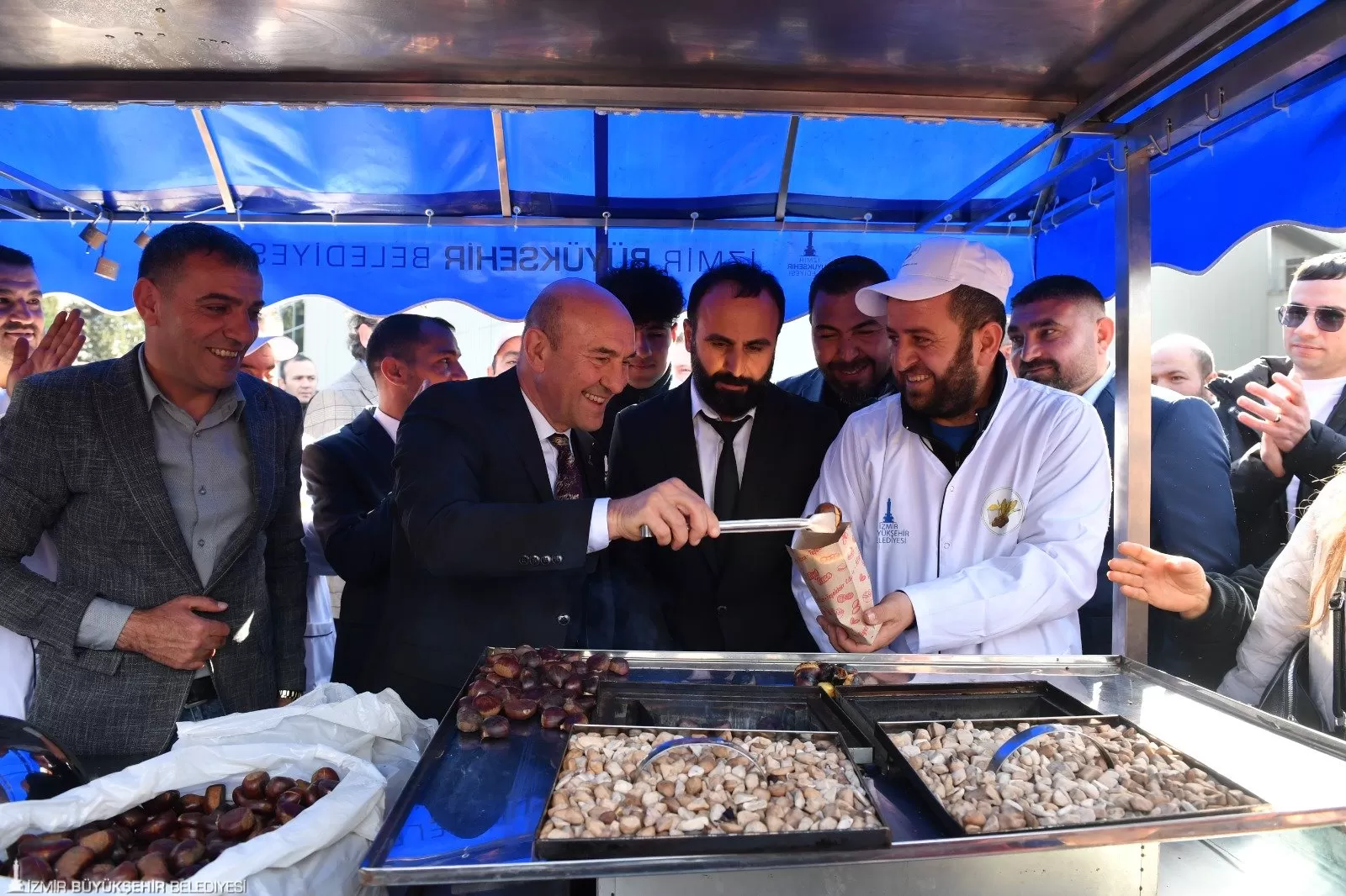 İzmir Büyükşehir Belediyesi, Roman yurttaşların hayat kalitesini artırmak için örnek bir projeye imza attı. Romanların çiçek, kestane ve mısır satışı yapabilmeleri için 177 stant dağıtıldı.