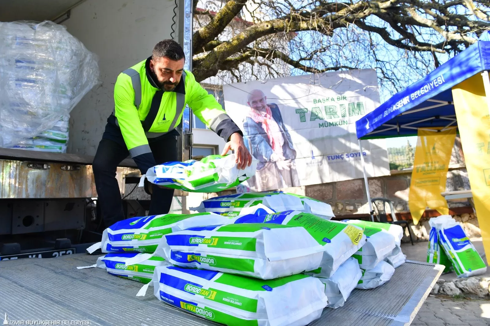 İzmir Büyükşehir Belediyesi, "Başka Bir Tarım Mümkün" vizyonuyla zeytin ağaçlarında "Halkalı Leke" hastalığıyla mücadele için 862 üreticiye 58 ton bordo bulamacı hibe etti.