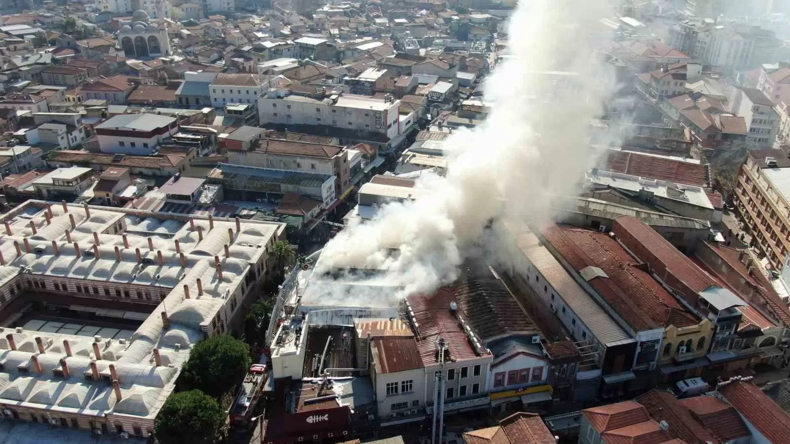 İzmir'deki tarihi Kemeraltı Çarşısı'nda bulunan bir iş merkezinin ikinci katında yangın çıktı.