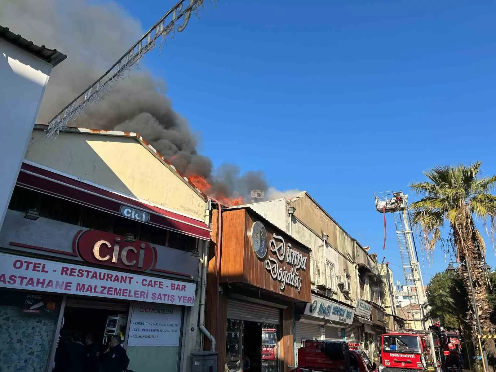 İzmir'deki tarihi Kemeraltı Çarşısı'nda bulunan bir iş merkezinin ikinci katında yangın çıktı.