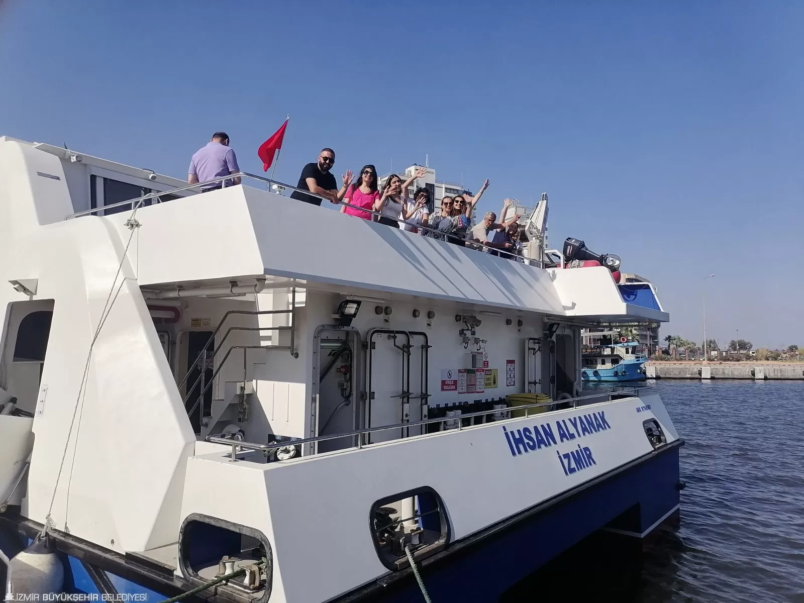 İzmir Büyükşehir Belediyesi'nin liderliğinde hayata geçirilen İzmir-Midilli deniz seferleri, Türkiye'nin deniz turizmine örnek oluyor. 