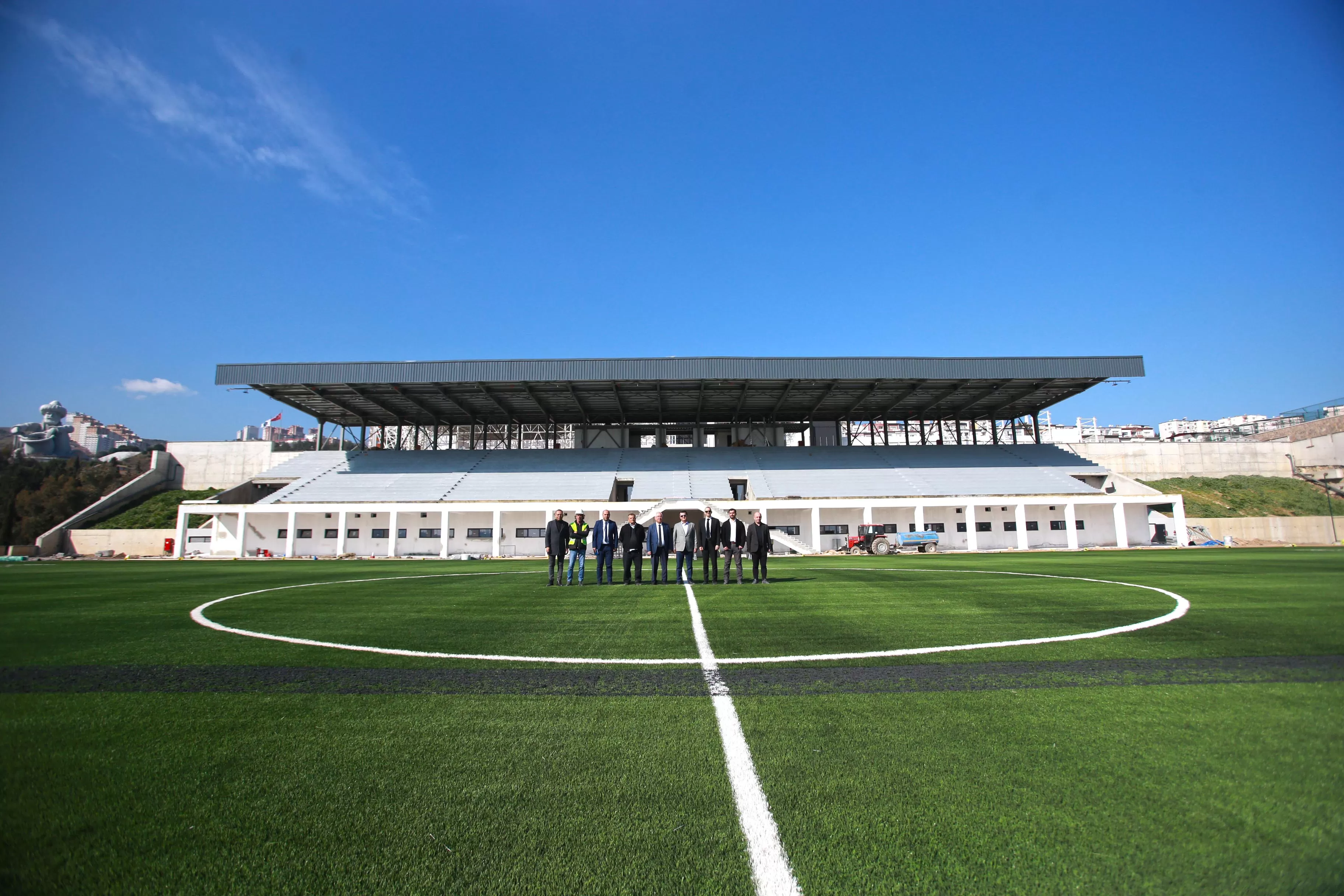 Karabağlar Belediyesi, İzmir'e kazandıracağı Atatürk Gençlik ve Spor Merkezi'nde sona yaklaşıldı. Merkez, modern mimarisi ve çok sayıda spor branşına ev sahipliği yapacak olmasıyla dikkat çekiyor.