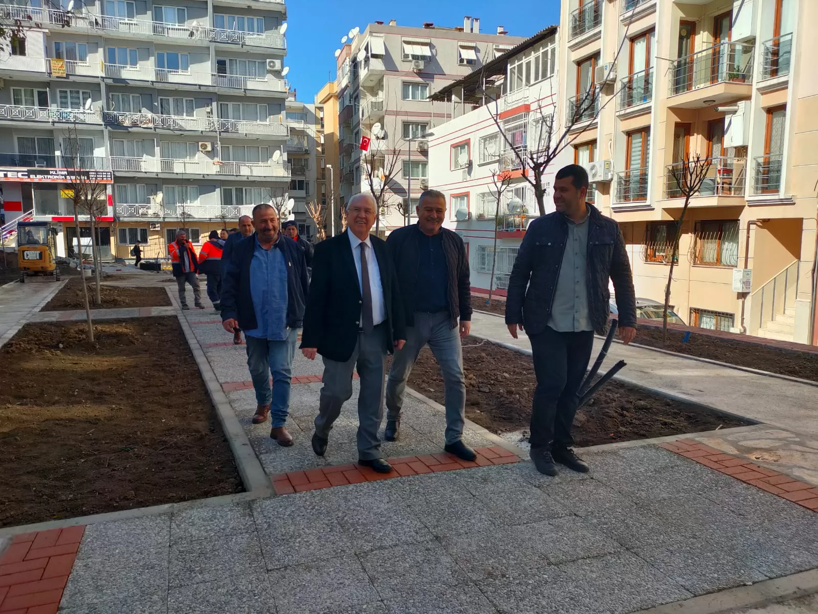 Karabağlar Belediyesi, Vatan Mahallesi'nde kaldırım ve kilit parke taşı döşeme çalışmalarını tamamladı. Başkan Muhittin Selvitopu, çalışmaları yerinde inceleyerek vatandaşlarla sohbet etti.
