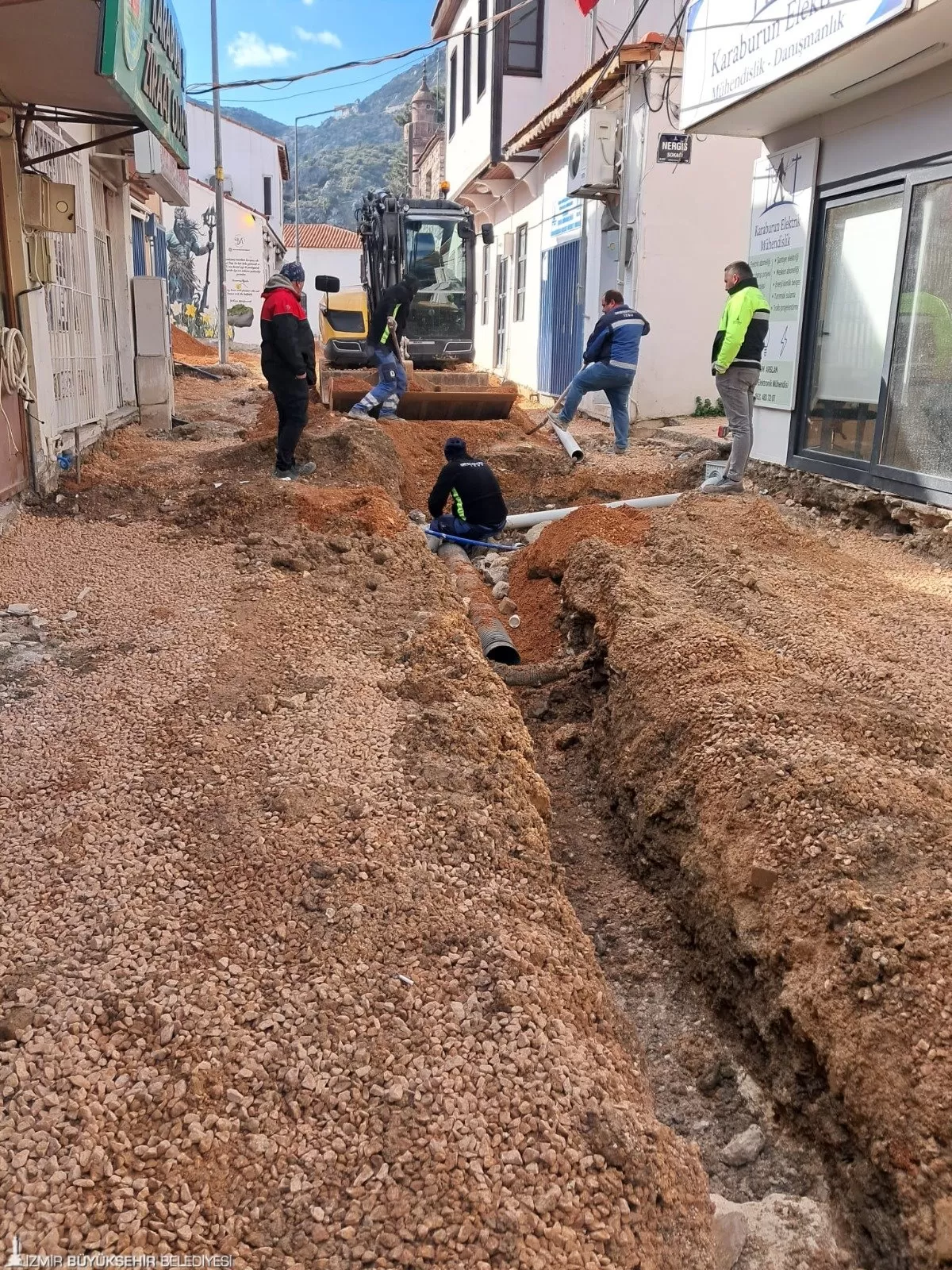 Karaburun Cumhuriyet Caddesi'nde İZSU Genel Müdürlüğü tarafından 300 metrelik yeni bir kanalizasyon hattı imal edildi. 